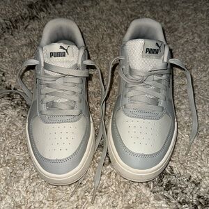 Boys PUMA sneakers. Worn 1 time. Size 5 big boys.